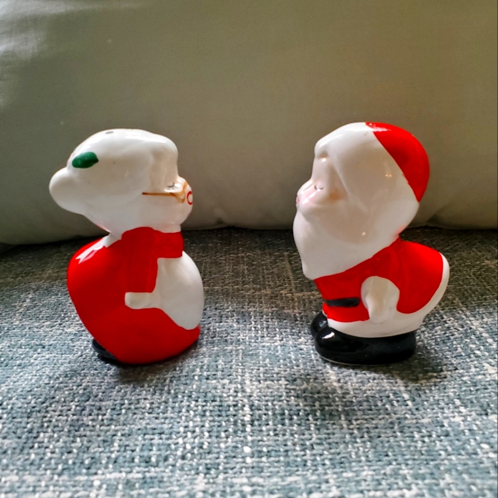 Vintage Ceramic Kissing Santa And Mrs Claus Salt & Pepper Shakers